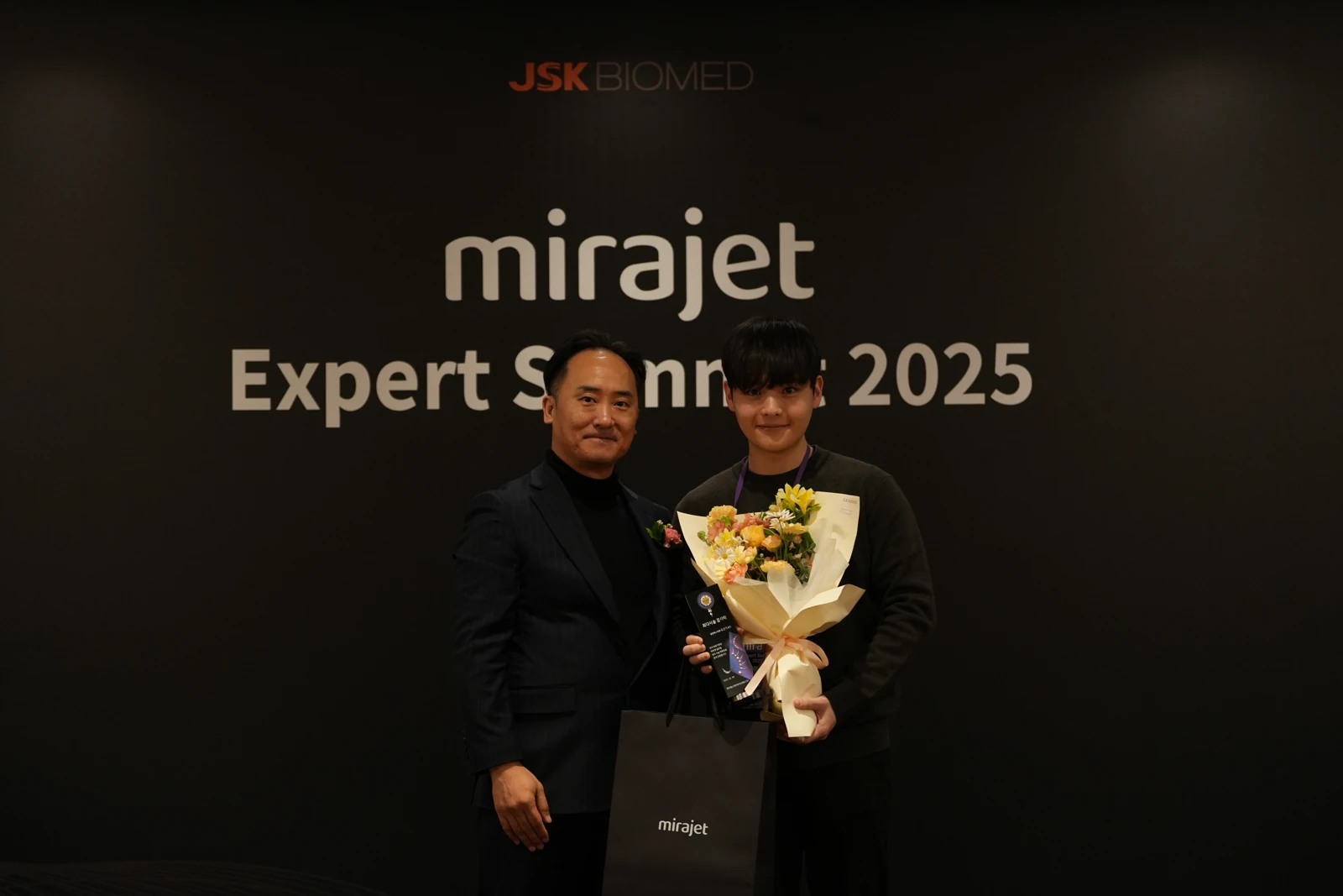 Dr. Do receiving Mirajet recognition on the JSK BIOMED Mirajet Expert Summit 2025 stage