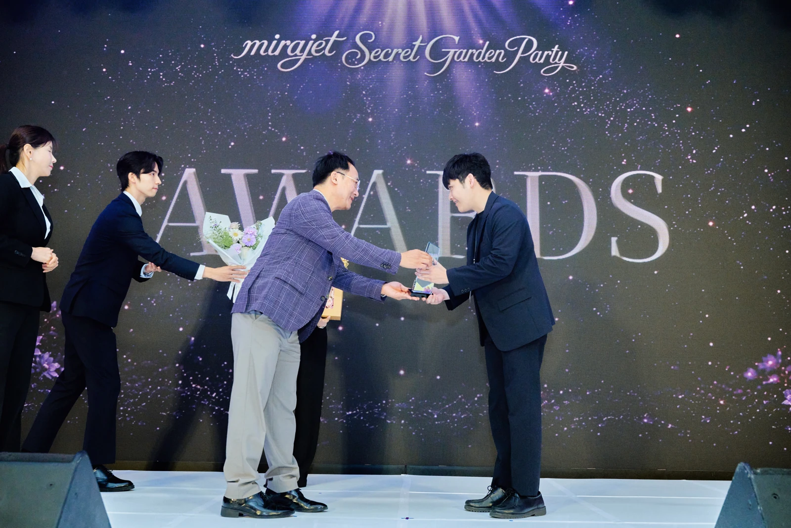 Dr. Do receiving an award at the Mirajet Secret Garden Party on 18 July 2026